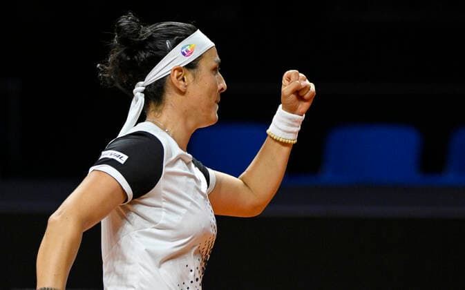 Ons Jabeur TUN Jubel Freude Emotion Gestik Geste Tennis Damen Porsche-Cup Porsche Tennis Grand Prix GP Stuttgart 2022 Porsche Arena 22.04.2022 DFL REGULATIONS PROHIBIT ANY USE OF PHOTOGRAPHS AS IMAGE SEQUENCES AND OR QUASI-VIDEO Porsche Tennis Grand Prix GP Stuttgart 2022