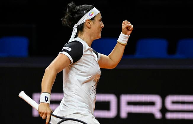 Ons Jabeur TUN Jubel Freude Emotion Gestik Geste Tennis Damen Porsche-Cup Porsche Tennis Grand Prix GP Stuttgart 2022 Porsche Arena 22.04.2022 DFL REGULATIONS PROHIBIT ANY USE OF PHOTOGRAPHS AS IMAGE SEQUENCES AND OR QUASI-VIDEO Porsche Tennis Grand Prix GP Stuttgart 2022