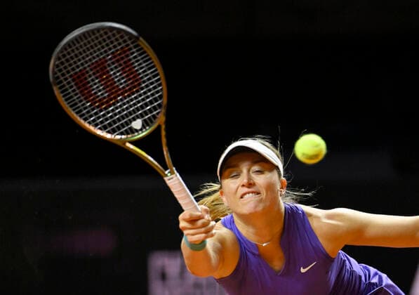 Paula Badosa ESP Aktion Tennis Damen Porsche-Cup Porsche Tennis Grand Prix GP Stuttgart 2022 Porsche Arena 22.04.2022 DFL REGULATIONS PROHIBIT ANY USE OF PHOTOGRAPHS AS IMAGE SEQUENCES AND OR QUASI-VIDEO Porsche Tennis Grand Prix GP Stuttgart 2022