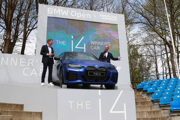 Patrik Kuehnen, Turnierdirektor BMW Open by American Express und Bernhard Kuhnt, BMW Group Leiter Region Europa Tennis bei der BMW i4 Enthuelleung Auftakt-PK und Enthuellung BMW-Siegerfahrzeug BMW Open by American Express 2022 22.04.2022 FOTO: Mladen Lackovic LakoPress