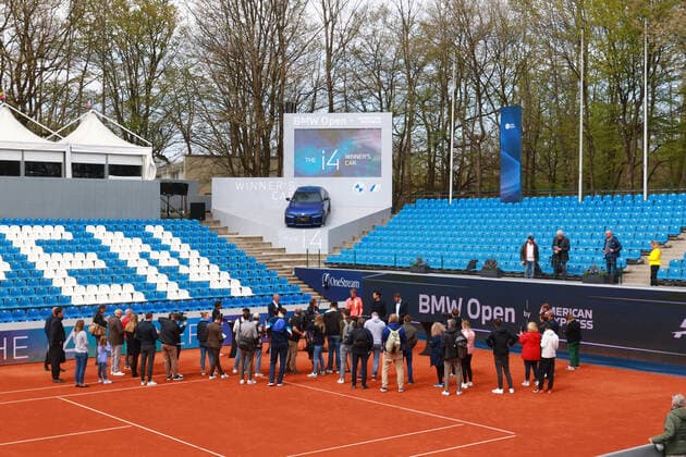 Siegerfahrzeug BMW I4, PK, Alexander Zverev, Totale, Tennis Auftakt-PK und Enthuellung BMW-Siegerfahrzeug BMW Open by American Express 2022 22.04.2022 FOTO: Mladen Lackovic LakoPress