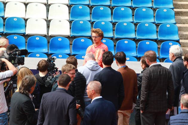 Alexander Zverev umringt von Journalisten Auftakt-PK und Enthuellung BMW-Siegerfahrzeug BMW Open by American Express 2022 22.04.2022 Portraet, Portrait, Mikro FOTO: Mladen Lackovic LakoPress
