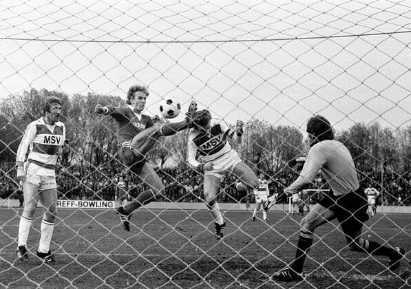 MSV Duisburg - FC Bayern München (05.11.1977 6:3). Tor durch Bernard Dietz (MSV), der hier mit dem Kopf schneller ist als Karl-Heinz Rummenigge mit dem Fuß. Re: Tw. Sepp Meier (beide FCB). Links: Büssers (MSV). *** MSV Duisburg FC Bayern München 05 11 1977 6 3 Goal by Bernard Dietz MSV , who is faster here with his head than Karl Heinz Rummenigge with his foot Re Tw Sepp Meier both FCB Left Büssers MSV HM