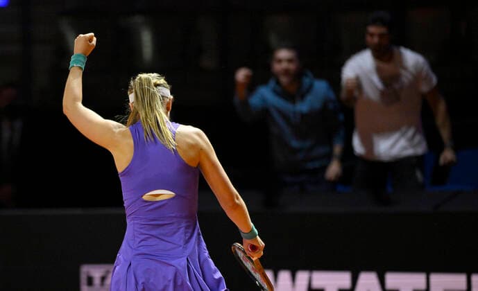 Paula Badosa ESP Jubel Freude Emotion vor Trainer Betreuer Tennis Damen Porsche-Cup Porsche Tennis Grand Prix GP Stuttgart 2022 Porsche Arena 22.04.2022 DFL REGULATIONS PROHIBIT ANY USE OF PHOTOGRAPHS AS IMAGE SEQUENCES AND OR QUASI-VIDEO Porsche Tennis Grand Prix GP Stuttgart 2022