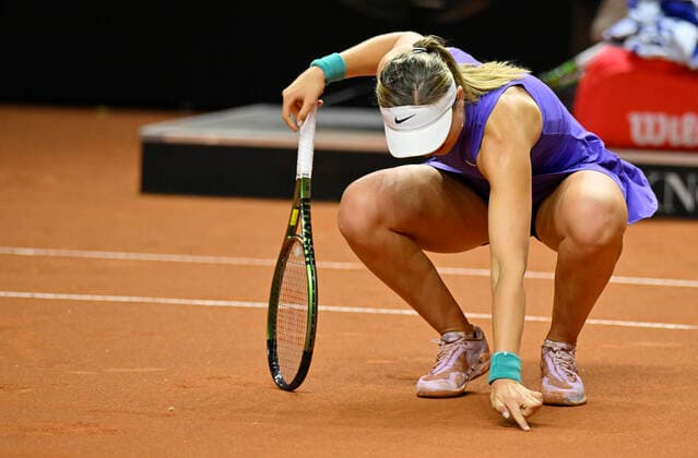 Paula Badosa ESP Jubel Freude Emotion Gestik Geste malt Herz in Sand Tennis Damen Porsche-Cup Porsche Tennis Grand Prix GP Stuttgart 2022 Porsche Arena 22.04.2022 DFL REGULATIONS PROHIBIT ANY USE OF PHOTOGRAPHS AS IMAGE SEQUENCES AND OR QUASI-VIDEO Porsche Tennis Grand Prix GP Stuttgart 2022
