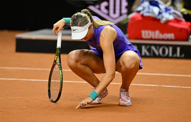 Paula Badosa ESP Jubel Freude Emotion Gestik Geste malt Herz in Sand Tennis Damen Porsche-Cup Porsche Tennis Grand Prix GP Stuttgart 2022 Porsche Arena 22.04.2022 DFL REGULATIONS PROHIBIT ANY USE OF PHOTOGRAPHS AS IMAGE SEQUENCES AND OR QUASI-VIDEO Porsche Tennis Grand Prix GP Stuttgart 2022