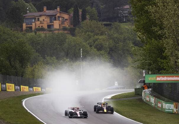 IMOLA - Guanyu Zhou (Alfa Romeo) and Sergio Perez (Oracle Red Bull Racing) on track during practice 1 ahead of the Emilia Romagna F1 Grand Prix at Autodromo Enzo e Dino Ferrari on April 22, 2022 in Imola, Italy . REMKO DE WAAL GP Emilia - Romagna 2022 - Practice 1 2022 xVIxANPxSportx xxANPxIVx