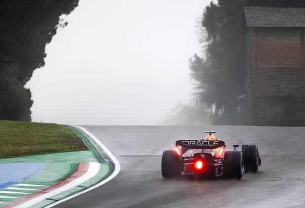 IMOLA - Max Verstappen (1) with the Oracle Red Bull Racing RB18 Honda on track during practice 1 ahead of the Emilia Romagna F1 Grand Prix at Autodromo Enzo e Dino Ferrari on April 22, 2022 in Imola, Italy. REMKO DE WAAL GP Emilia - Romagna 2022 - Practice 1 2022 xVIxANPxSportx xxANPxIVx