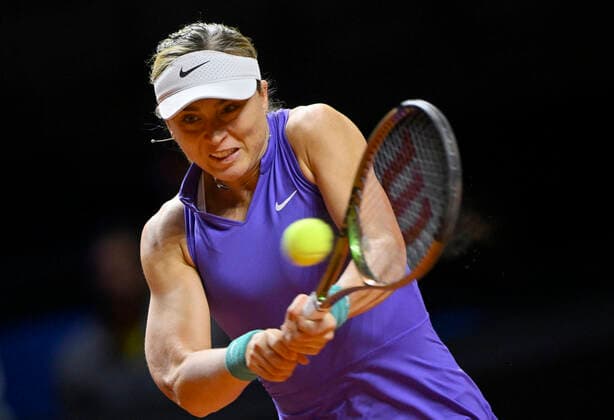 Paula Badosa ESP Aktion Tennis Damen Porsche-Cup Porsche Tennis Grand Prix GP Stuttgart 2022 Porsche Arena 22.04.2022 DFL REGULATIONS PROHIBIT ANY USE OF PHOTOGRAPHS AS IMAGE SEQUENCES AND OR QUASI-VIDEO Porsche Tennis Grand Prix GP Stuttgart 2022