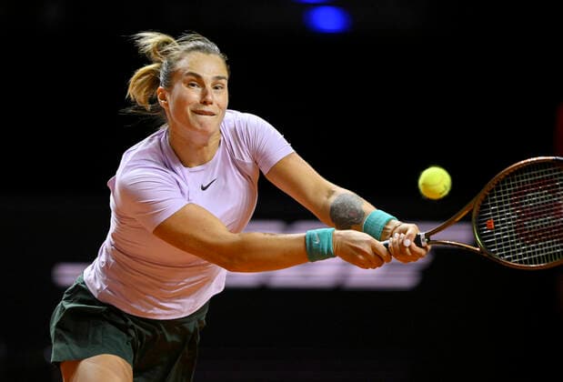 Aryna Sabalenka BLR Aktion Tennis Damen Porsche-Cup Porsche Tennis Grand Prix GP Stuttgart 2022 Porsche Arena 22.04.2022 DFL REGULATIONS PROHIBIT ANY USE OF PHOTOGRAPHS AS IMAGE SEQUENCES AND OR QUASI-VIDEO Porsche Tennis Grand Prix GP Stuttgart 2022