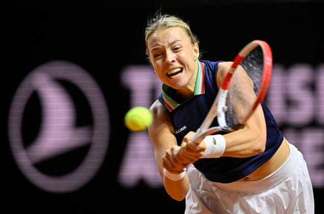 Anett Kontaveit EST Aktion Tennis Damen Porsche-Cup Porsche Tennis Grand Prix GP Stuttgart 2022 Porsche Arena 22.04.2022 DFL REGULATIONS PROHIBIT ANY USE OF PHOTOGRAPHS AS IMAGE SEQUENCES AND OR QUASI-VIDEO Porsche Tennis Grand Prix GP Stuttgart 2022