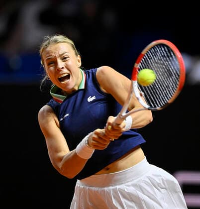 Anett Kontaveit EST Aktion Tennis Damen Porsche-Cup Porsche Tennis Grand Prix GP Stuttgart 2022 Porsche Arena 22.04.2022 DFL REGULATIONS PROHIBIT ANY USE OF PHOTOGRAPHS AS IMAGE SEQUENCES AND OR QUASI-VIDEO Porsche Tennis Grand Prix GP Stuttgart 2022
