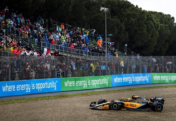 IMOLA - Lando Norris (4) with the McLaren MCL36 slides off the track during practice 1 ahead of the Emilia Romagna F1 Grand Prix at Autodromo Enzo e Dino Ferrari on April 22, 2022 in Imola, Italy. REMKO DE WAAL GP Emilia - Romagna 2022 - Practice 1 2022 xVIxANPxSportx xxANPxIVx