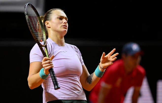Aryna Sabalenka BLR enttaeuscht Gestik Geste Tennis Damen Porsche-Cup Porsche Tennis Grand Prix GP Stuttgart 2022 Porsche Arena 22.04.2022 DFL REGULATIONS PROHIBIT ANY USE OF PHOTOGRAPHS AS IMAGE SEQUENCES AND OR QUASI-VIDEO Porsche Tennis Grand Prix GP Stuttgart 2022