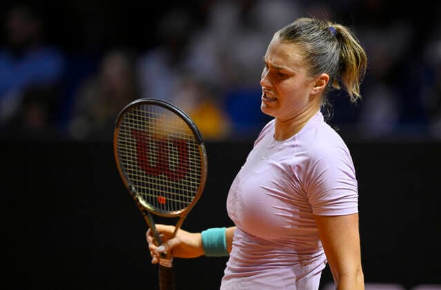 Aryna Sabalenka BLR enttaeuscht Gestik Geste Tennis Damen Porsche-Cup Porsche Tennis Grand Prix GP Stuttgart 2022 Porsche Arena 22.04.2022 DFL REGULATIONS PROHIBIT ANY USE OF PHOTOGRAPHS AS IMAGE SEQUENCES AND OR QUASI-VIDEO Porsche Tennis Grand Prix GP Stuttgart 2022