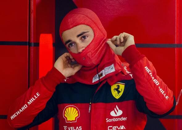IMOLA - Charles Leclerc (Ferrari) in the garage during the 1st practice session ahead of the Emilia Romagna F1 Grand Prix at Autodromo Enzo e Dino Ferrari on April 22, 2022 in Imola, Italy. REMKO DE WAAL GP Emilia - Romagna 2022 - Practice 1 2022 xVIxANPxSportx xxANPxIVx