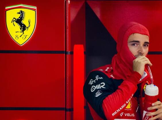 Sport Bilder des Tages IMOLA - Charles Leclerc (Ferrari) in the garage during 1st practice session ahead of the Emilia Romagna F1 Grand Prix at Autodromo Enzo e Dino Ferrari on April 22, 2022 in Imola, Italy. REMKO DE WAAL GP Emilia - Romagna 2022 - Practice 1 2022 xVIxANPxSportx xxANPxIVx