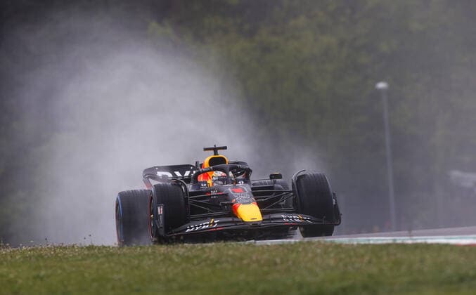 01 VERSTAPPEN Max (nld), Red Bull Racing RB18, action during the Formula 1 Grand Premio del Made in Italy e dell Emilia-Romagna 2022, 4th round of the 2022 FIA Formula One World Championship, WM, Weltmeisterschaft on the Imola Circuit, from April 22 to 24, 2022 in Imola, Italy - F1 - EMILIA ROMAGNA GRAND PRIX 2022 DPPI Panoramic  F12022GP04ITA_JK302181
