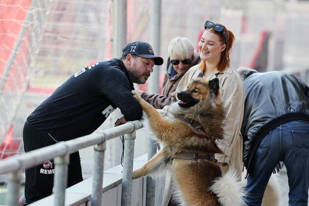 Sport Themen der Woche KW16 Sport Bilder des Tages 1. FC Köln 1. FC Köln, Training, Familienbesuch beim Training, Katja Baumgart und Tochter Emilia und den beiden Hunden (1. FC Köln), 22.04.2022, Bild: *** 1 FC Cologne 1 FC Cologne, training, family visit at training, Katja Baumgart and daughter Emilia and the two dogs 1 FC Cologne , 22 04 2022, picture DUS900