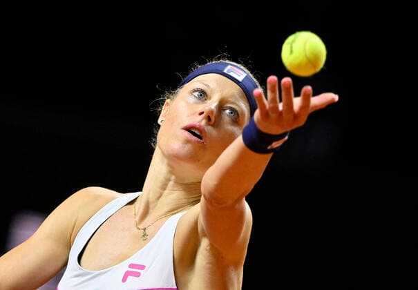 Laura Siegemund GER Aktion Aufschlag Tennis Damen Porsche-Cup Porsche Tennis Grand Prix GP Stuttgart 2022 Porsche Arena 22.04.2022 DFL REGULATIONS PROHIBIT ANY USE OF PHOTOGRAPHS AS IMAGE SEQUENCES AND OR QUASI-VIDEO Porsche Tennis Grand Prix GP Stuttgart 2022
