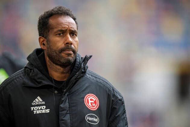 Fußball: 2. Bundesliga, Saison 2021 2022, 31. Spieltag, Fortuna Düsseldorf - Dynamo Dresden am 22.04.2022 in der Esprit-Arena in Düsseldorf (Nordrhein-Westfalen). Düsseldorf s Chef-Trainer Daniel Thioune halbe Figur, Mimik, DFL REGULATIONS PROHIBIT ANY USE OF PHOTOGRAPHS AS IMAGE SEQUENCES AND OR QUASI-VIDEO. Copyright: xChristopherxNeundorfx