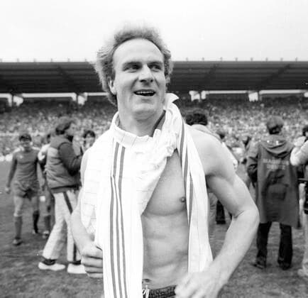 DFB Pokalendspiel FC Bayern Muenchen - 1. FC Nuernberg 4:2 01.05.1982 Karl-Heinz Rummenigge (FCB) nach dem Spiel lacht *** DFB Cup Final FC Bayern Muenchen 1 FC Nuernberg 4 2 01 05 1982 Karl Heinz Rummenigge FCB laughing after the match HM