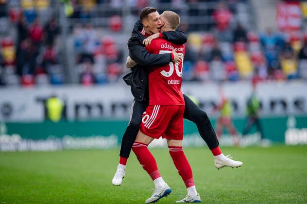 Sport Themen der Woche KW16 Sport Bilder des Tages Fußball: 2. Bundesliga, Saison 2021 2022, 31. Spieltag, Fortuna Düsseldorf - Dynamo Dresden am 22.04.2022 in der Merkur Spiel Arena in Düsseldorf (Nordrhein-Westfalen). Tor zum 2:0, Torjubel, Jubel, Freude von Düsseldorf s Jordy de Wijs DFL REGULATIONS PROHIBIT ANY USE OF PHOTOGRAPHS AS IMAGE SEQUENCES AND OR QUASI-VIDEO. *** Soccer 2 Bundesliga, season 2021 2022, 31 matchday, Fortuna Düsseldorf Dynamo Dresden on 22 04 2022 in the Merkur Spiel Arena in Düsseldorf North Rhine Westphalia goal to 2 0, goal celebration, cheers, joy of Düsseldorf s Jordy de Wijs DFL REGULATES PROHIBIT ANY USE OF PHOTOGRAPHS AS IMAGE SEQUENCES AND OR QUASI VIDEO Copyright: xChristopherxNeundorfx