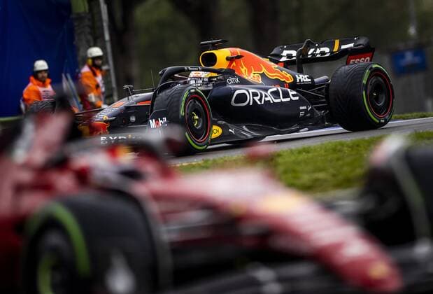 IMOLA - Max Verstappen (Oracle Red Bull Racing) with Charles Leclerc (Ferrari) on track during qualifying ahead of the Emilia Romagna F1 Grand Prix at Autodromo Enzo e Dino Ferrari on April 22, 2022 in Imola, Italy. REMKO DE WAAL GP Emilia - Romagna 2022 - Qualify 2022 xVIxANPxSportx xxANPxIVx