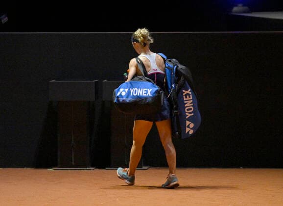 Laura Siegemund GER verlaesst nach der Niederlage im Viertelfinale den Platz enttaeuscht Tennis Damen Porsche-Cup Porsche Tennis Grand Prix GP Stuttgart 2022 Porsche Arena 22.04.2022 DFL REGULATIONS PROHIBIT ANY USE OF PHOTOGRAPHS AS IMAGE SEQUENCES AND OR QUASI-VIDEO Porsche Tennis Grand Prix GP Stuttgart 2022