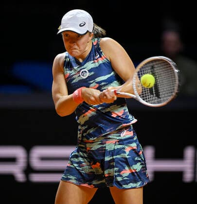 Iga Swiatek POL Aktion Tennis Damen Porsche-Cup Porsche Tennis Grand Prix GP Stuttgart 2022 Porsche Arena 22.04.2022 DFL REGULATIONS PROHIBIT ANY USE OF PHOTOGRAPHS AS IMAGE SEQUENCES AND OR QUASI-VIDEO Porsche Tennis Grand Prix GP Stuttgart 2022