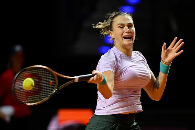 Aryna Sabalenka BLR Aktion Tennis Damen Porsche-Cup Porsche Tennis Grand Prix GP Stuttgart 2022 Porsche Arena 22.04.2022 DFL REGULATIONS PROHIBIT ANY USE OF PHOTOGRAPHS AS IMAGE SEQUENCES AND OR QUASI-VIDEO Porsche Tennis Grand Prix GP Stuttgart 2022