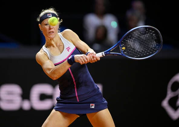 Laura Siegemund GER Aktion Tennis Damen Porsche-Cup Porsche Tennis Grand Prix GP Stuttgart 2022 Porsche Arena 22.04.2022 DFL REGULATIONS PROHIBIT ANY USE OF PHOTOGRAPHS AS IMAGE SEQUENCES AND OR QUASI-VIDEO Porsche Tennis Grand Prix GP Stuttgart 2022