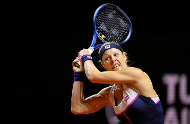 Laura Siegemund GER Aktion Tennis Damen Porsche-Cup Porsche Tennis Grand Prix GP Stuttgart 2022 Porsche Arena 22.04.2022 DFL REGULATIONS PROHIBIT ANY USE OF PHOTOGRAPHS AS IMAGE SEQUENCES AND OR QUASI-VIDEO Porsche Tennis Grand Prix GP Stuttgart 2022