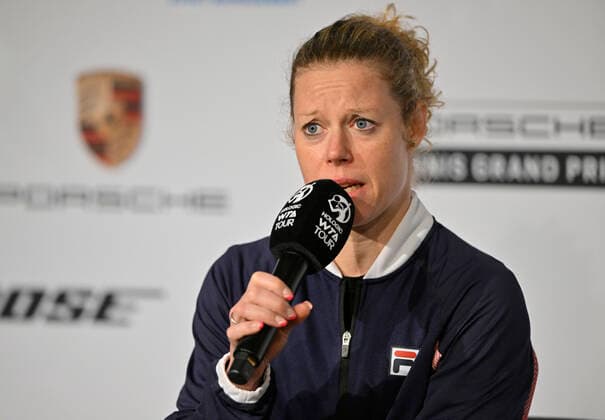 Sport Bilder des Tages Pressekonferenz Laura Siegemund GER enttaeuscht im Interview Mikrofon Mikro Logo Tennis Damen Porsche-Cup Porsche Tennis Grand Prix GP Stuttgart 2022 Porsche Arena 22.04.2022 DFL REGULATIONS PROHIBIT ANY USE OF PHOTOGRAPHS AS IMAGE SEQUENCES AND OR QUASI-VIDEO Porsche Tennis Grand Prix GP Stuttgart 2022