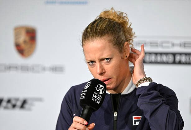 Pressekonferenz Laura Siegemund GER enttaeuscht im Interview Mikrofon Mikro Logo Tennis Damen Porsche-Cup Porsche Tennis Grand Prix GP Stuttgart 2022 Porsche Arena 22.04.2022 DFL REGULATIONS PROHIBIT ANY USE OF PHOTOGRAPHS AS IMAGE SEQUENCES AND OR QUASI-VIDEO Porsche Tennis Grand Prix GP Stuttgart 2022