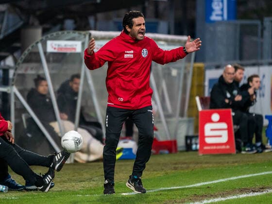 Christian Demirtas, Cheftrainer (VfR Aalen) schreit seiner Mannschaft Kommandos zu, VFR Aalen vs. FC Rot-Weiss Koblenz, Regionalliga Suedwest, Fussball, Herren, 22.04.2022 EIBNER Michael Schmidt VFR Aalen vs. FC Rot-Weiss Koblenz, Regionalliga Suedwest, Fussball, Herren, 22.04.2022 Aalen Copyright: xEIBNER MichaelxSchmidtx EP_MST
