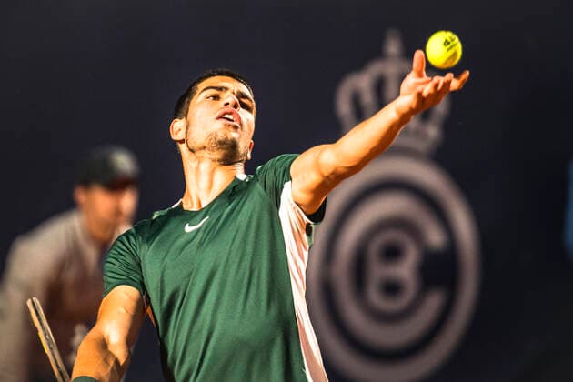 April 22, 2022, Barcelona, Catalonia, Spain: Carlos ALCARAZ (ESP) serves against Stefanos Tsitsipas (GRE) at Day 5 of the Barcelona Open Banc Sabadell 2022. Barcelona Spain - ZUMAo105 20220422_zap_o105_060 Copyright: xMatthiasxOesterlex