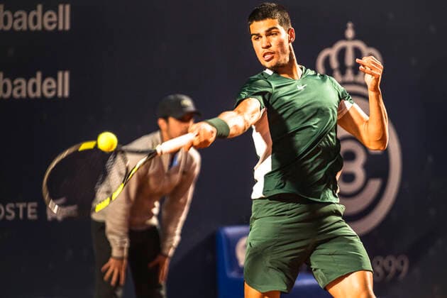 April 22, 2022, Barcelona, Catalonia, Spain: Carlos ALCARAZ (ESP) returns the ball to Stefanos Tsitsipas (GRE) at Day 5 of the Barcelona Open Banc Sabadell 2022. Barcelona Spain - ZUMAo105 20220422_zap_o105_063 Copyright: xMatthiasxOesterlex