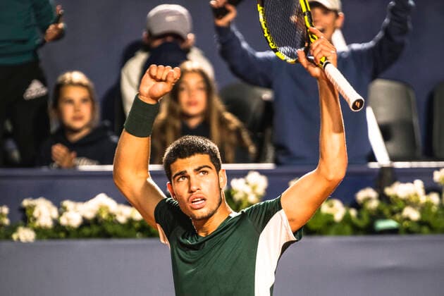 Sport Bilder des Tages April 22, 2022, Barcelona, Catalonia, Spain: Carlos ALCARAZ (ESP) animates his fans during his match against Stefanos Tsitsipas (GRE) at Day 5 of the Barcelona Open Banc Sabadell 2022. Barcelona Spain - ZUMAo105 20220422_zap_o105_077 Copyright: xMatthiasxOesterlex