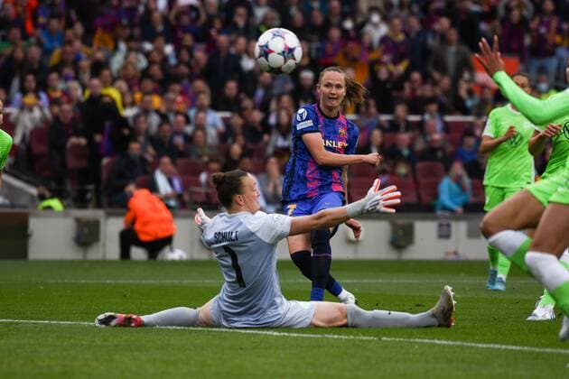 Sport Themen der Woche KW16 Sport Bilder des Tages April 22, 2022, Barcelona, Barcelina, Spain, Spain: BARCELINA, SPAIN - APRIL 22: Caroline Graham Hansen of FC Barcelona, Barca scores a goal during UEFA Women s Champions League match between FC Barcelona and Wolfsburg at Camp Nou on April 22, 2022 in Barcelona, Spain. Barcelona Spain - ZUMAp175 20220422_zsa_p175_106 Copyright: xSaraxAribox