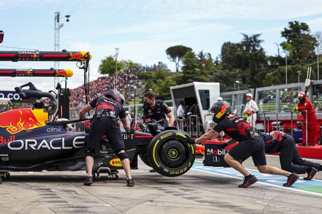 01 VERSTAPPEN Max (nld), Red Bull Racing RB18, action during the Formula 1 Grand Premio del Made in Italy e dell Emilia-Romagna 2022, 4th round of the 2022 FIA Formula One World Championship, WM, Weltmeisterschaft on the Imola Circuit, from April 22 to 24, 2022 in Imola, Italy - F1 - EMILIA ROMAGNA GRAND PRIX 2022 DPPI Panoramic  00122010_GOOD2490.JPG_