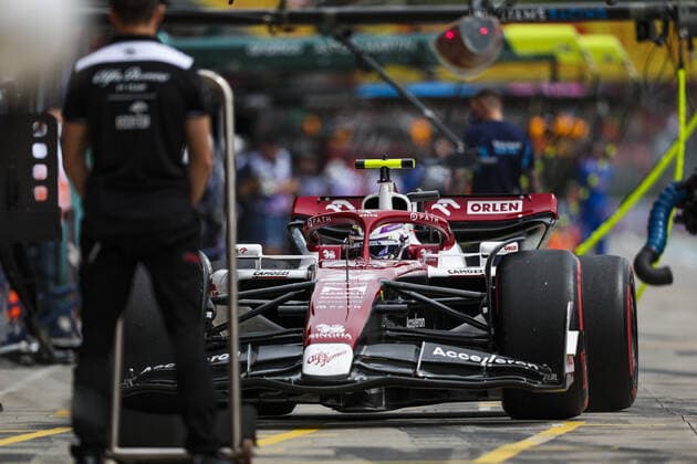 24 ZHOU Guanyu (chi), Alfa Romeo F1 Team ORLEN C42, action during the Formula 1 Grand Premio del Made in Italy e dell Emilia-Romagna 2022, 4th round of the 2022 FIA Formula One World Championship, WM, Weltmeisterschaft on the Imola Circuit, from April 22 to 24, 2022 in Imola, Italy - F1 - EMILIA ROMAGNA GRAND PRIX 2022 DPPI Panoramic  00122010_G00D2454.JPG_