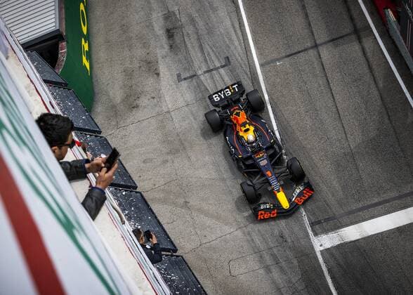 IMOLA - Max Verstappen (1) with the Oracle Red Bull Racing RB18 Honda on track during practice 2 ahead of the Emilia Romagna F1 Grand Prix at Autodromo Enzo e Dino Ferrari on April 23, 2022 in Imola, Italy. REMKO DE WAAL GP Emilia - Romagna 2022 - Practice 2 2022 xVIxANPxSportx xxANPxIVx