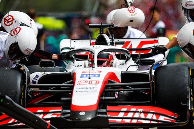 20 MAGNUSSEN Kevin (den), Haas F1 Team VF-22 Ferrari, action pitstop during the Formula 1 Grand Premio del Made in Italy e dell Emilia-Romagna 2022, 4th round of the 2022 FIA Formula One World Championship, WM, Weltmeisterschaft on the Imola Circuit, from April 22 to 24, 2022 in Imola, Italy - F1 - EMILIA ROMAGNA GRAND PRIX 2022 DPPI Panoramic  20220423_G00D2513