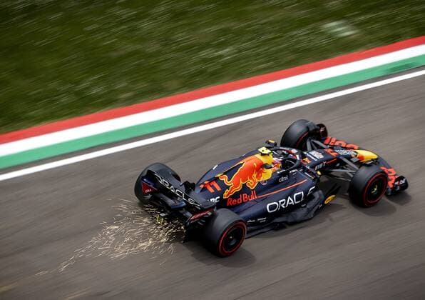 IMOLA - Sergio Perez (11) with the Oracle Red Bull Racing RB18 Honda on track during practice 2 ahead of the Emilia Romagna F1 Grand Prix at Autodromo Enzo e Dino Ferrari on April 23, 2022 in Imola, Italy. REMKO DE WAAL GP Emilia - Romagna 2022 - Practice 2 2022 xVIxANPxSportx xxANPxIVx