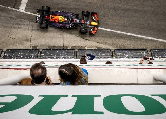 IMOLA - Sergio Perez (11) with the Oracle Red Bull Racing RB18 Honda on track during practice 2 ahead of the Emilia Romagna F1 Grand Prix at Autodromo Enzo e Dino Ferrari on April 23, 2022 in Imola, Italy. REMKO DE WAAL GP Emilia - Romagna 2022 - Practice 2 2022 xVIxANPxSportx xxANPxIVx