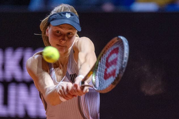 Liudmila Samsonova. Deutschland, Stuttgart, 23.04.2022, Tennis, Porsche Tennis Grand Prix, 2022, Halbfinale, I.Swiatek (POL) - L.Samsonova, Porsche Arena Foto: A2 Bildagentur Peter Hartenfelser