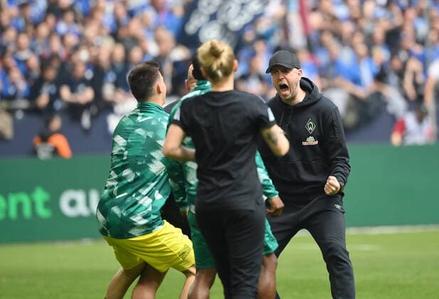 Sport Themen der Woche KW16 Jubel Trainer Ole Werner (Werder Bremen) nach dem 0:2 23.04.2022, Fussball GER, Saison 2021 2022, 2. Bundesliga, 31. Spieltag, FC Schalke 04 - SV Werder Bremen Foto: Maik Hölter TEAM2sportphoto Gelsenkirchen Nordrhein Westfalen Deutschland *** Cheers coach Ole Werner Werder Bremen after the 0 2 23 04 2022, football GER, season 2021 2022, 2 Bundesliga, 31 matchday, FC Schalke 04 SV Werder Bremen photo Maik Hölter TEAM2sportphoto Gelsenkirchen Nordrhein Westfalen Germany Team2
