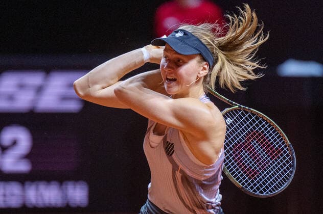 Liudmila Samsonova. Deutschland, Stuttgart, 23.04.2022, Tennis, Porsche Tennis Grand Prix, 2022, Halbfinale, I.Swiatek (POL) - L.Samsonova, Porsche Arena Foto: A2 Bildagentur Peter Hartenfelser