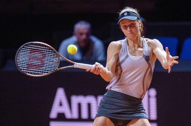 Liudmila Samsonova. Deutschland, Stuttgart, 23.04.2022, Tennis, Porsche Tennis Grand Prix, 2022, Halbfinale, I.Swiatek (POL) - L.Samsonova, Porsche Arena Foto: A2 Bildagentur Peter Hartenfelser